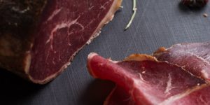 Goveji pršut (bresaola) Mesarija Kragelj (1kg)