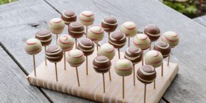 Cakepopsi: vanilijevi z bučnimi semeni in belo čokolado z bučnim oljem (15 kom)